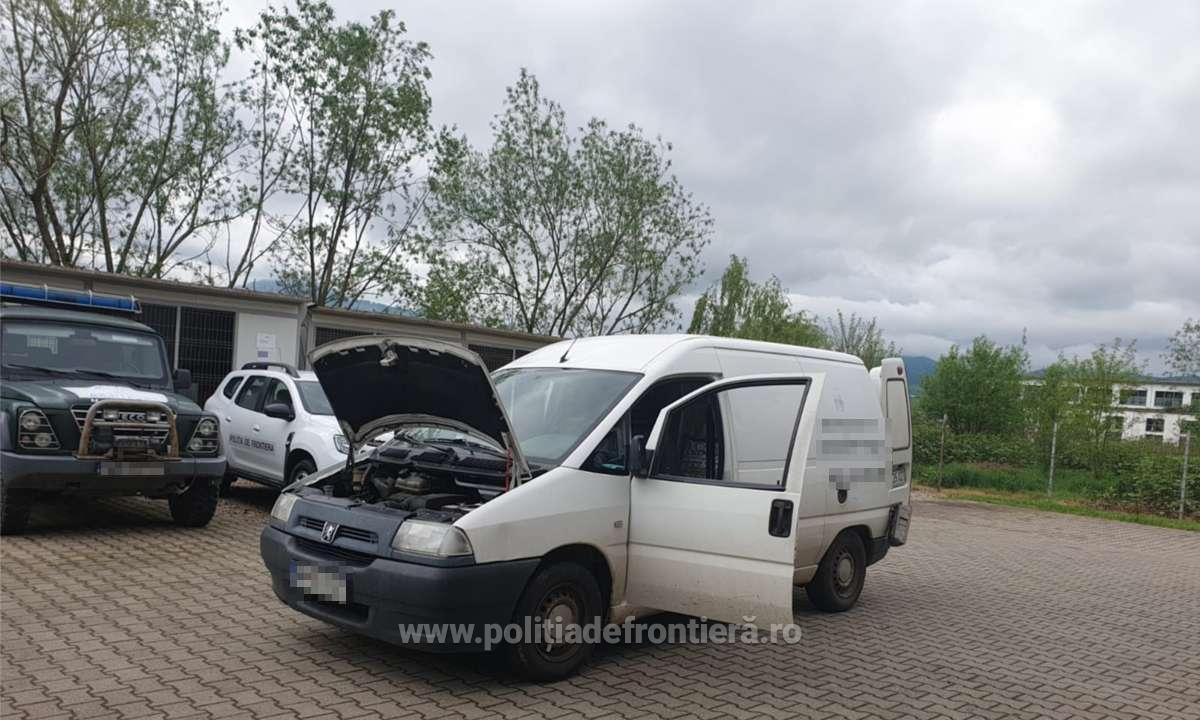 FOTO/VIDEO. Vârstnic tras pe dreapta de polițiștii de frontieră, în județul Satu Mare. Surpriza din autoutilitară