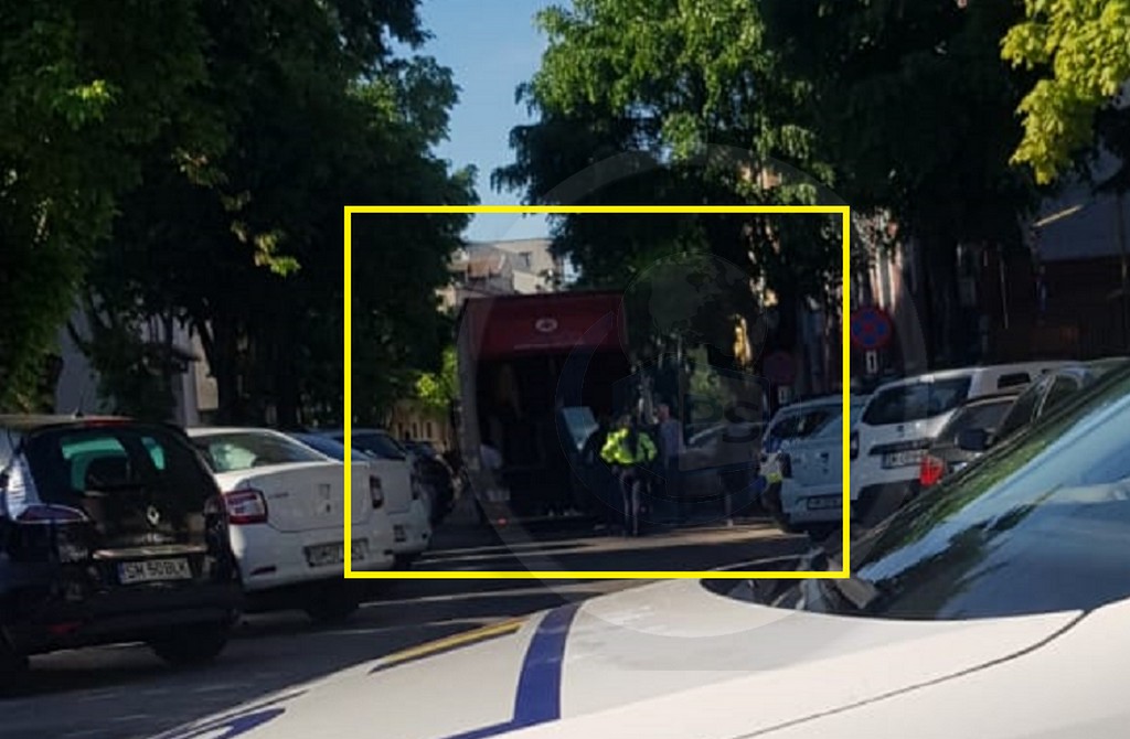 FOTO. Polițiști dedicați. Au venit din timpul liber pentru a muta mobilă la serviciu