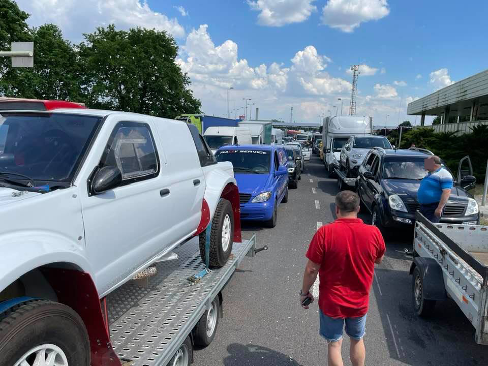 FOTO. Sătmărenii acuză ”bătaia de joc a vameșilor maghiari de la Petea”. Ținuți cu orele la rând