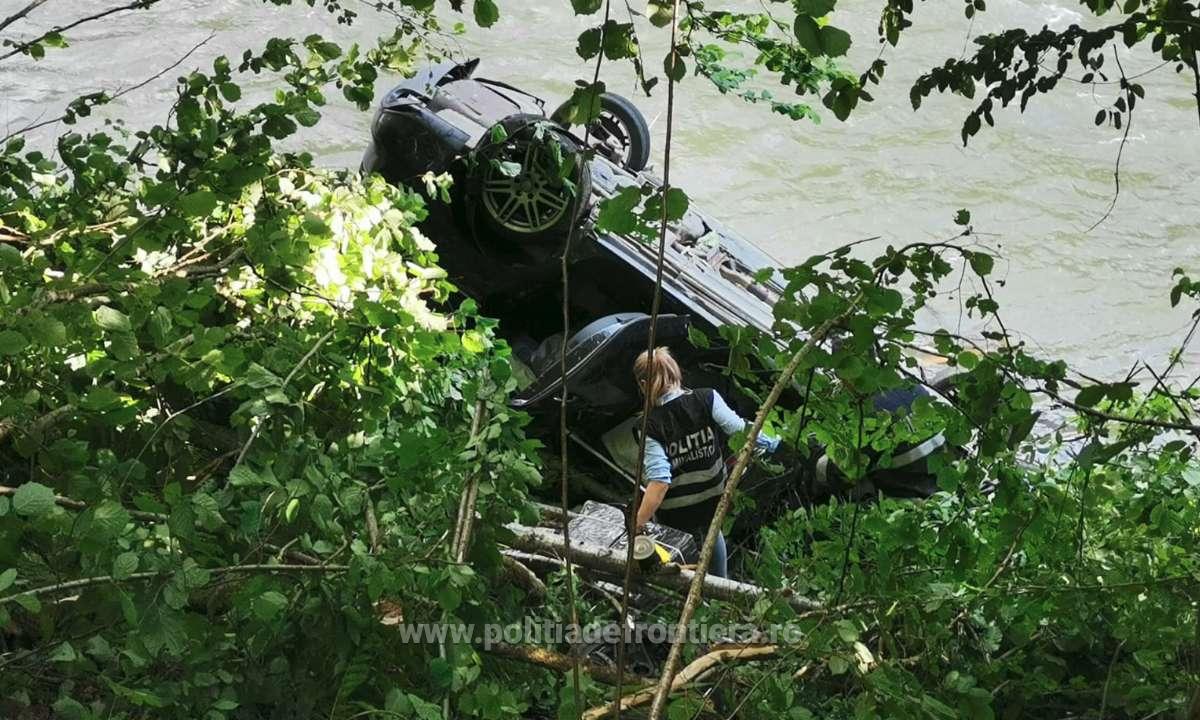 FOTO/VIDEO. A vrut să scape de polițiști, dar a ajuns cu mașina în râu