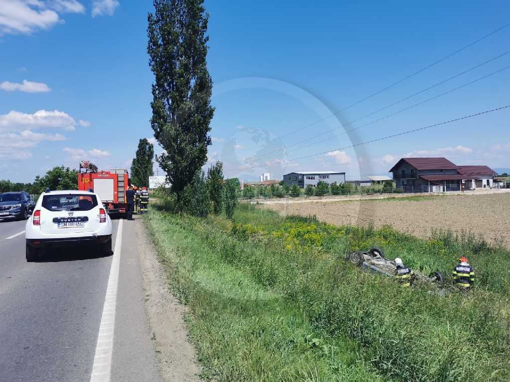 Accident între Satu Mare și Botiz. Un șofer a plonjat cu mașina direct în șanț