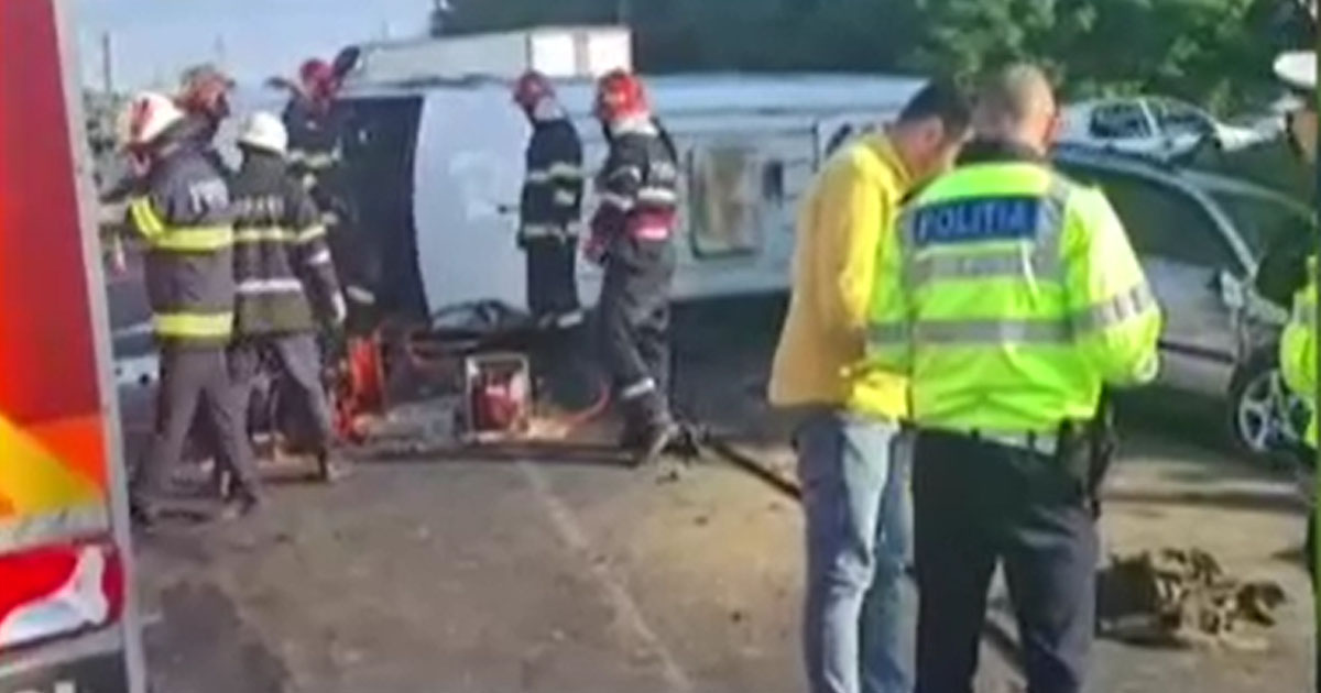 VIDEO. Accident cumplit în țară. Microbuz cu copii, lovit în plin. Două persoane au murit