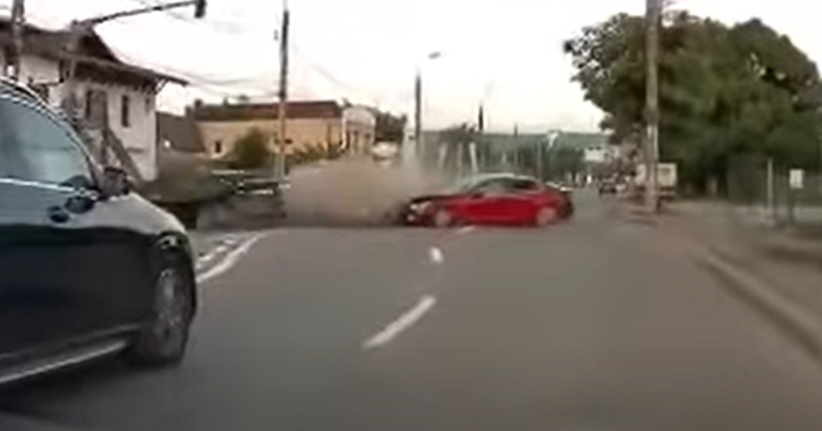 VIDEO. Accident spectaculos într-o intersecție din țară. Momentul impactului, surprins de o cameră de bord
