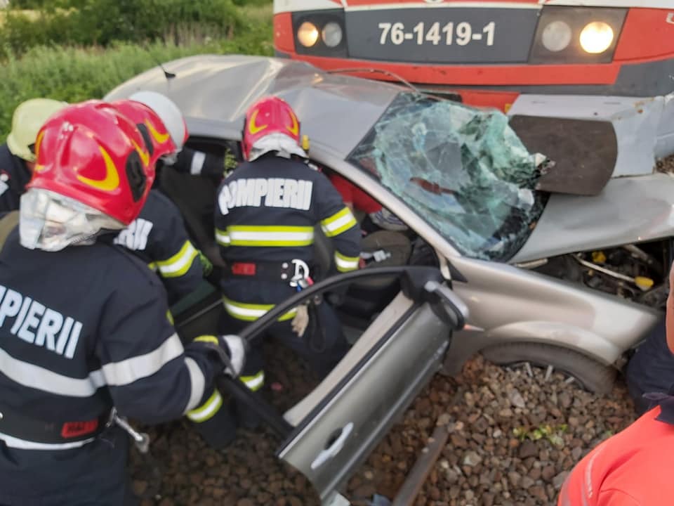 FOTO/VIDEO. Autoturism lovit de trenul Satu Mare - Baia Mare. Un tânăr a rămas încarcerat