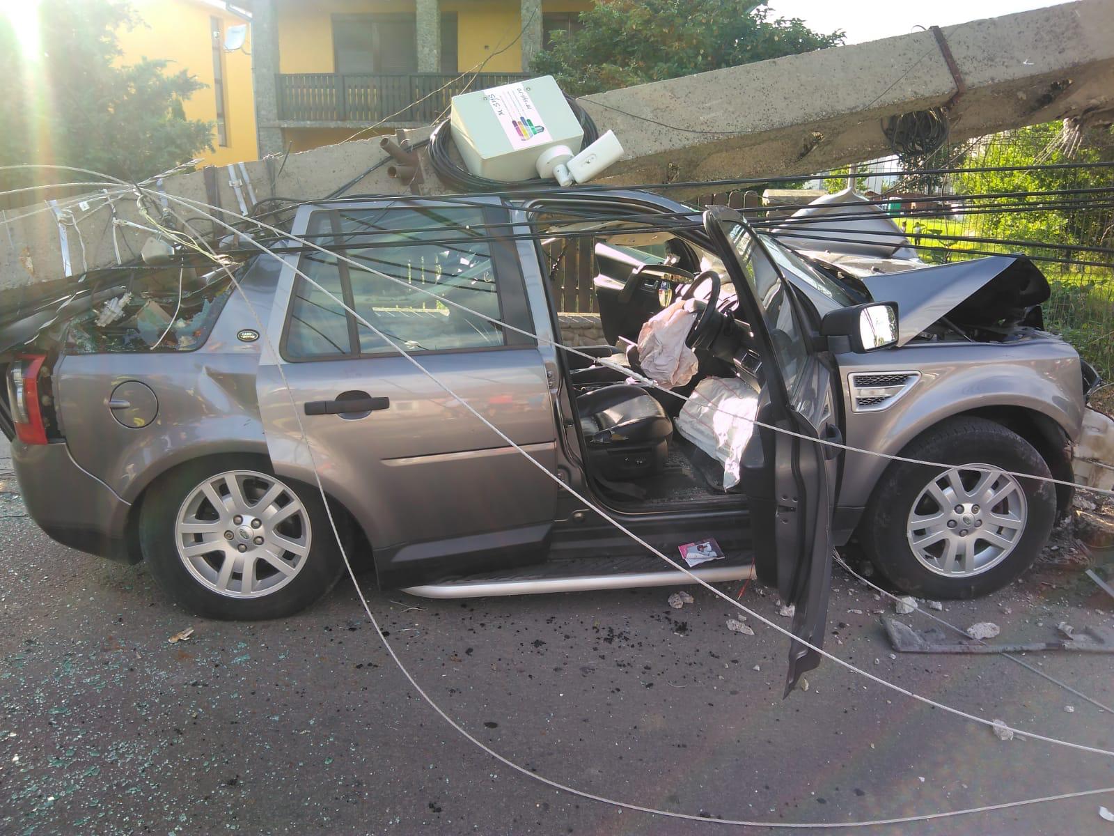 FOTOGALERIE. Accident grav în județ. A intrat cu mașina într-un stâlp. A intervenit descarcerarea