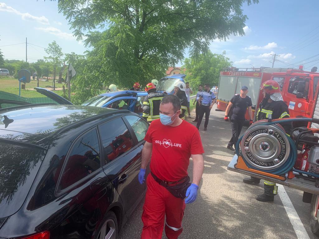 FOTOGALERIE. Șoferiță încarcerată după un accident, în județul Satu Mare