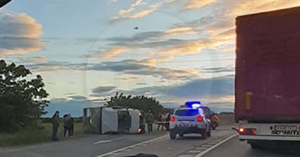 FOTO/VIDEO. Camion răsturnat pe DN19, în sensul giratoriu spre Halmeu