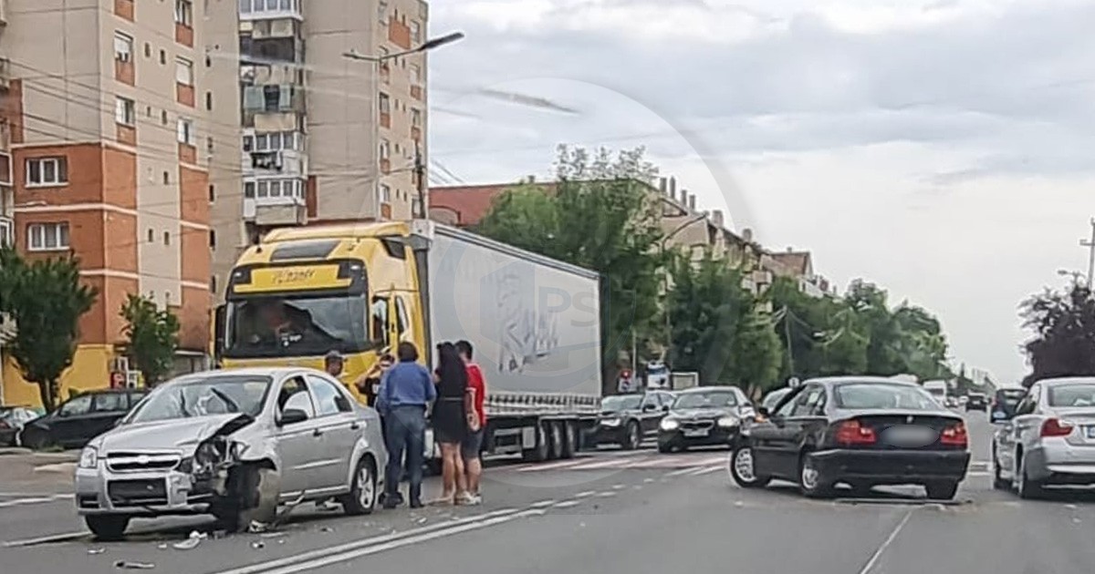 FOTOGALERIE. Accident pe B-dul Lucian Blaga. Circulație afectată, mașini blocate