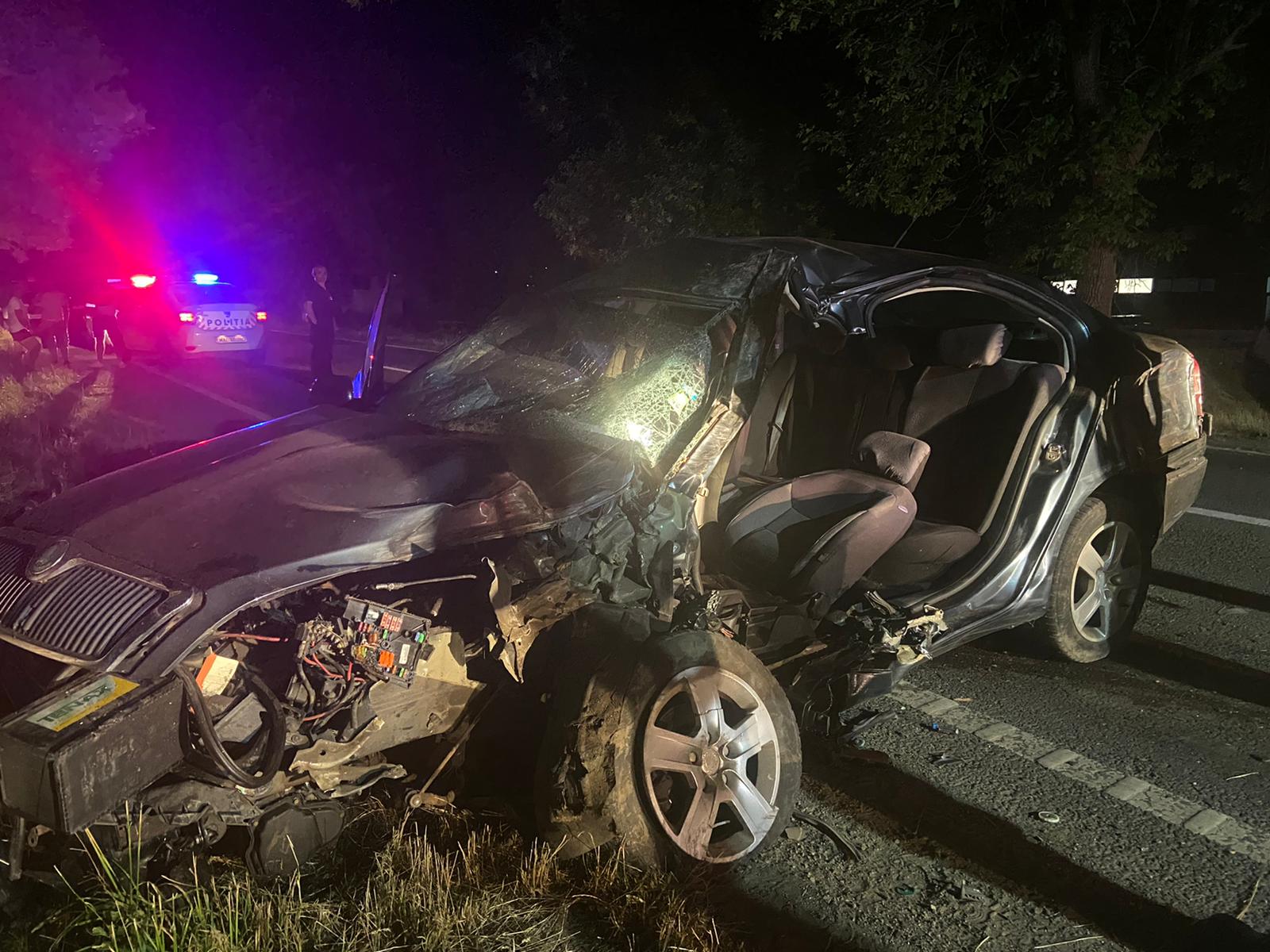 FOTO. Accident pe DN19, Satu Mare - Baia Mare. Un tânăr șofer s-a izbit cu mașina de un copac