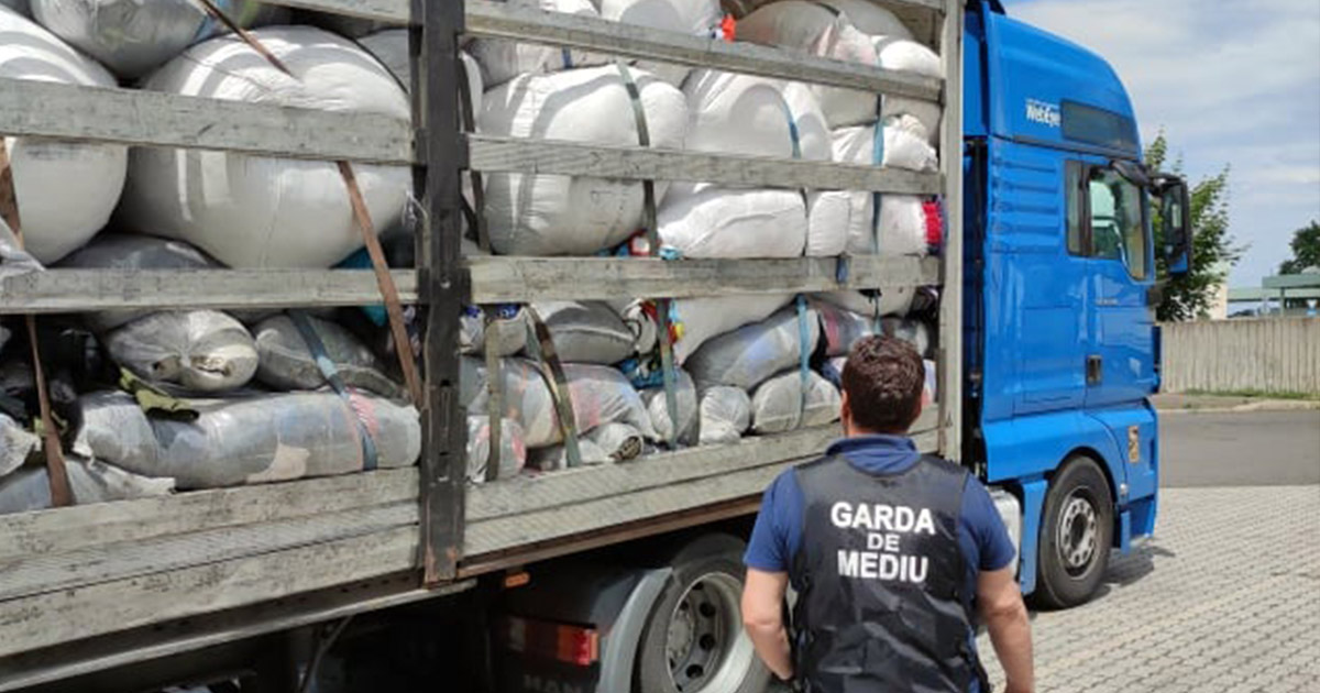 FOTO. TIR-uri cu zeci de mii de kg de deșeuri periculoase, oprite în Vama Petea!