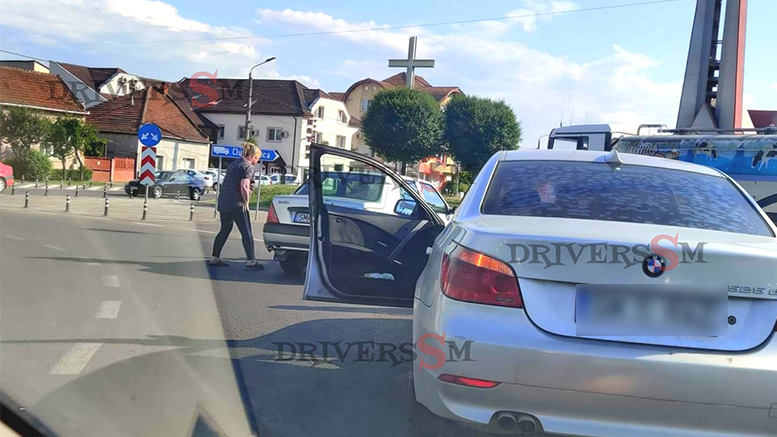 FOTO. Discuțiile în contradictoriu au blocat sensul de la Burdea. Șoferița, supărată pe șoferul care i-a tăiat calea