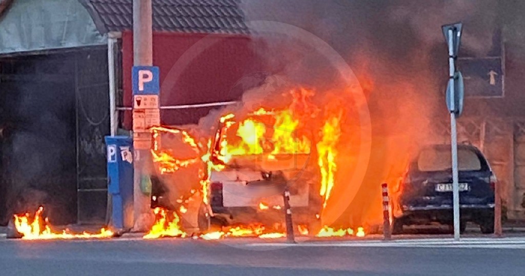 FOTO/VIDEO. Microbuz distrus de flăcări lângă Piața Mare. Și o a doua mașină a fost avariată