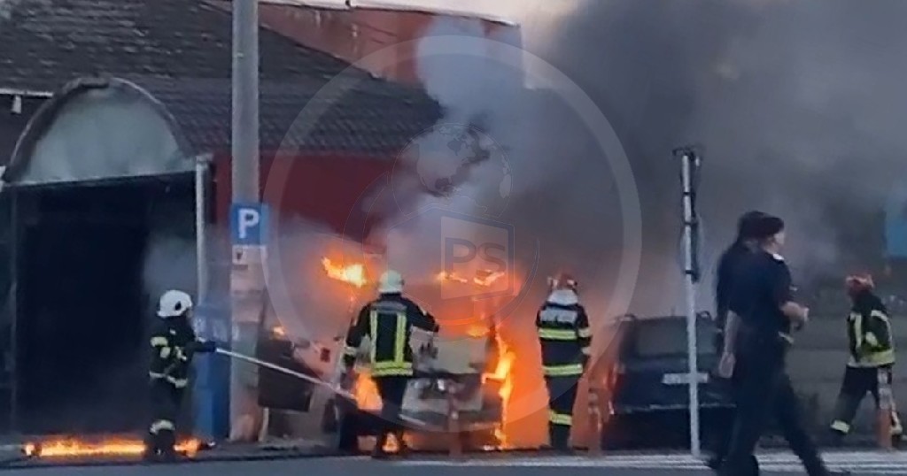 FOTO/VIDEO. Microbuz incendiat din greșeală, lângă Piața Mare din municipiul Satu Mare