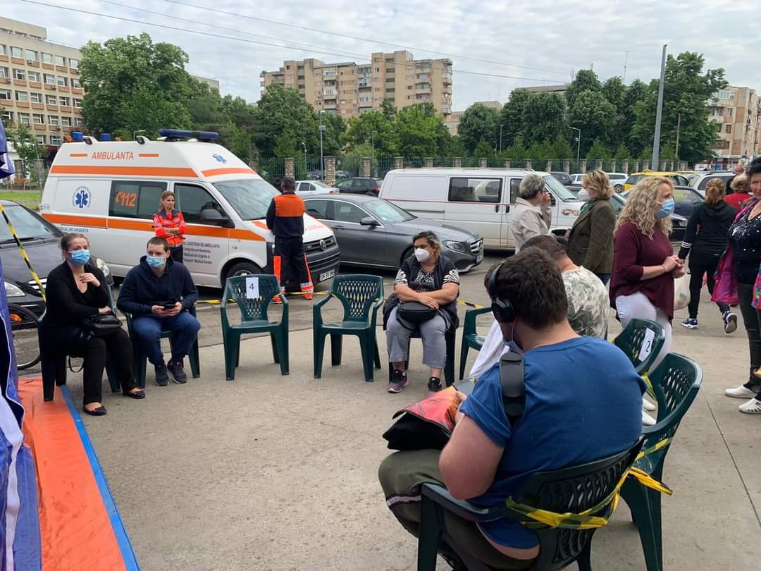 FOTO. A început vaccinarea în Piața Someș. Sătmărenii au stat la rând