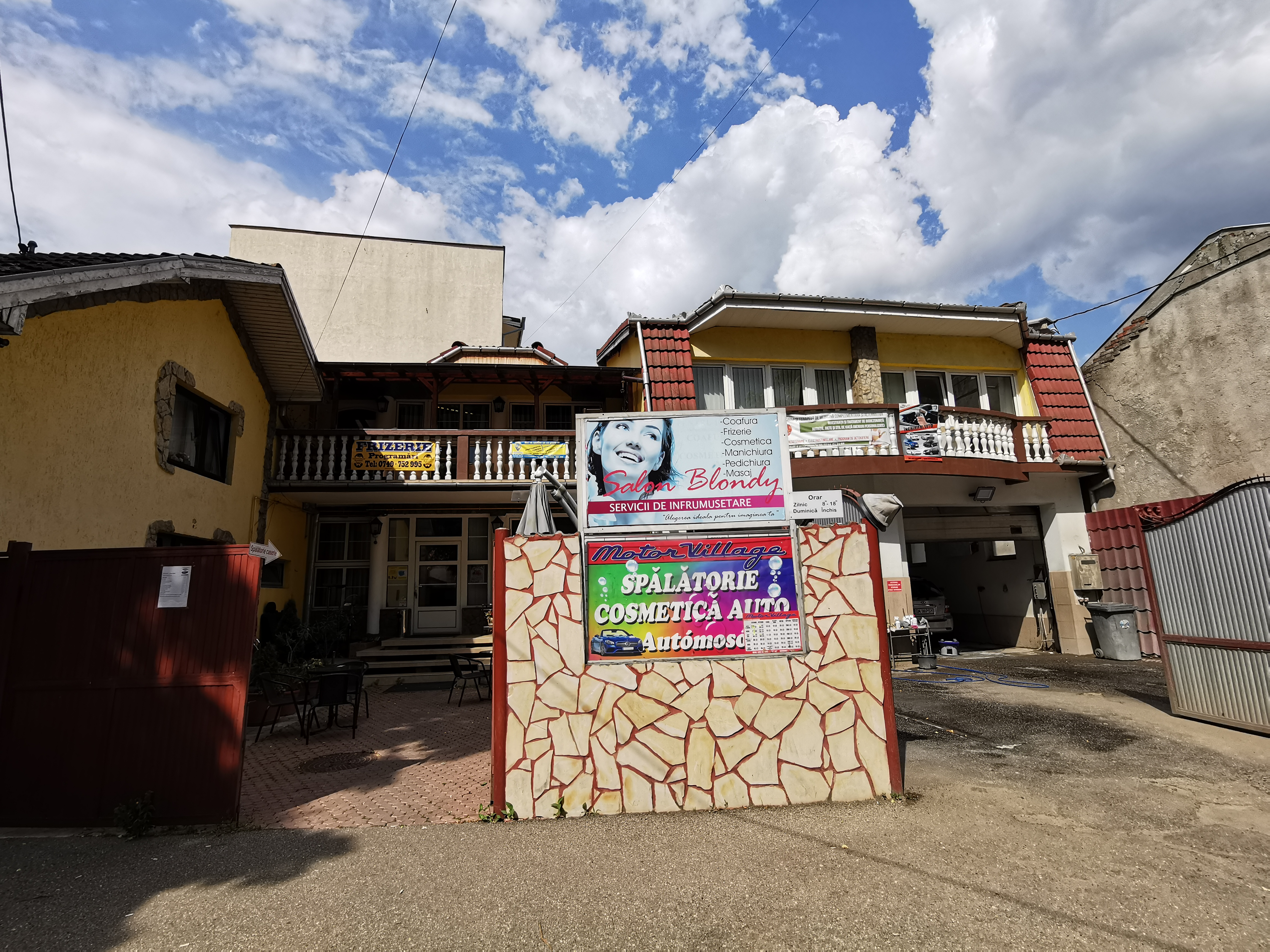 FOTO. Doi în unu! Frizerie și spălătorie în același loc în Satu Mare. Câștigați timp și bani!