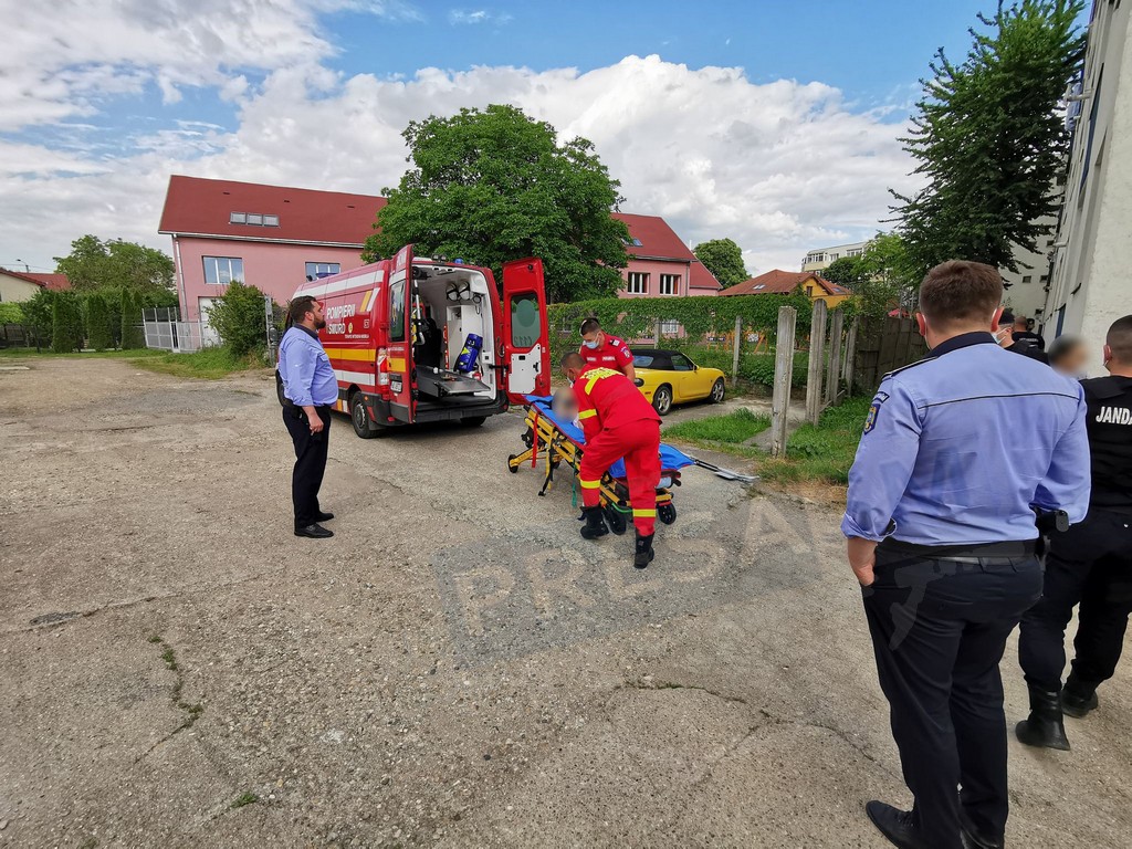 FOTOGALERIE. O adolescentă a căzut de la etajul III al unui bloc din municipiul Satu Mare