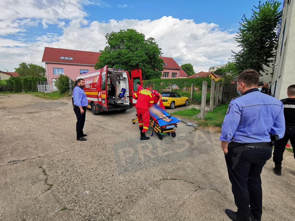 FOTOGALERIE. Tânăra cazută de la etaj a scăpat doar cu răni minore