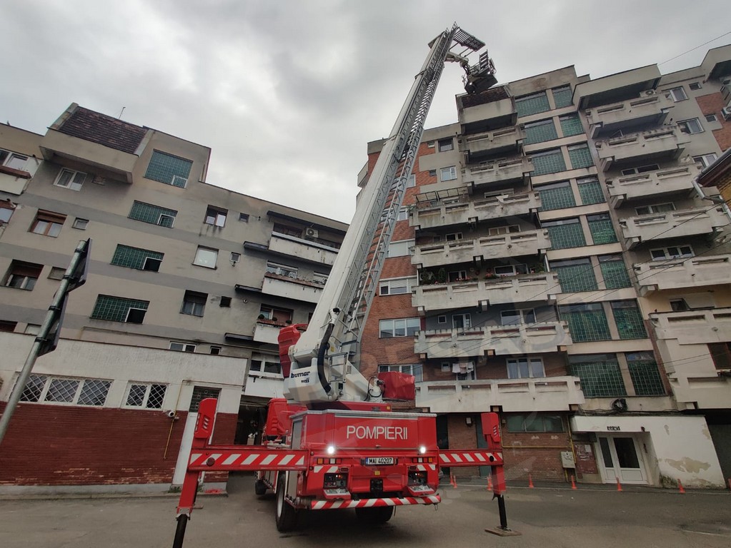 FOTO/VIDEO. Intervenție a pompierilor în centrul municipiului Satu Mare. Pericol pentru trecători