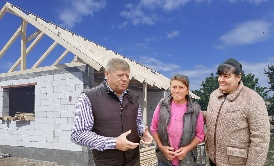 FOTO/VIDEO. Casă distrusă de inundații în județ, reconstruită de la zero de un om de afaceri