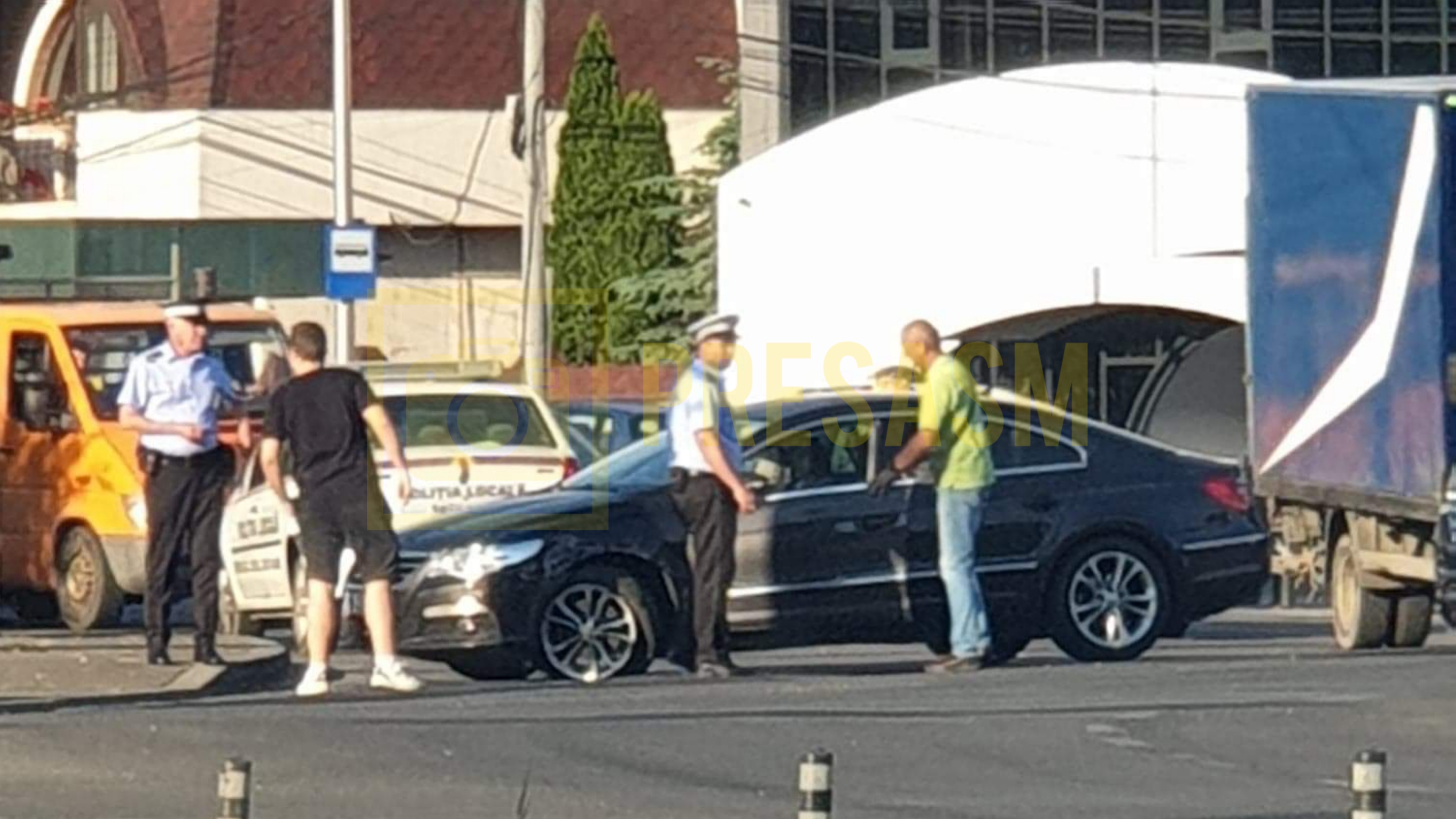 FOTÓGALÉRIA! Kamion és személyautó ütközött a Burdea sarkon