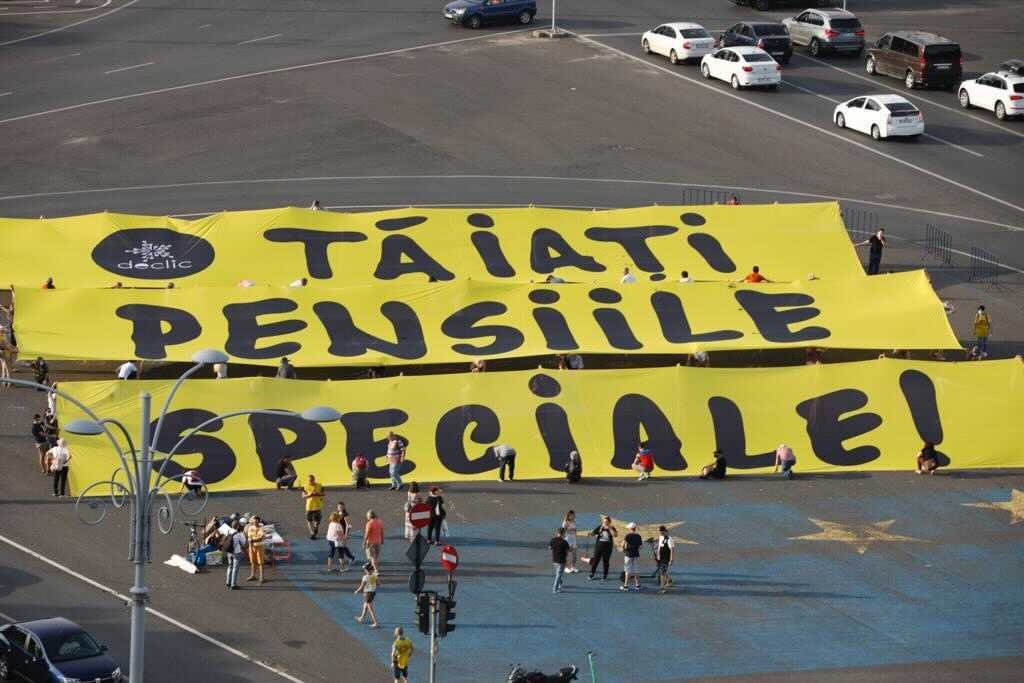 VIDEO. Protest în Piața Victoriei: "Tăiaţi pensiile speciale!"