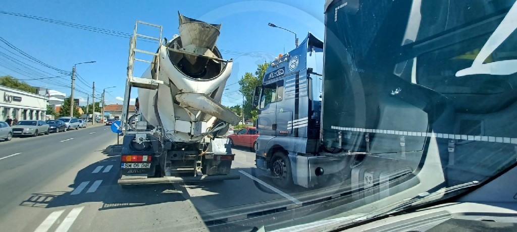 FOTO/VIDEO. TIR blocat ore în șir pe Drumul Careiului. Circulația, restricționată parțial