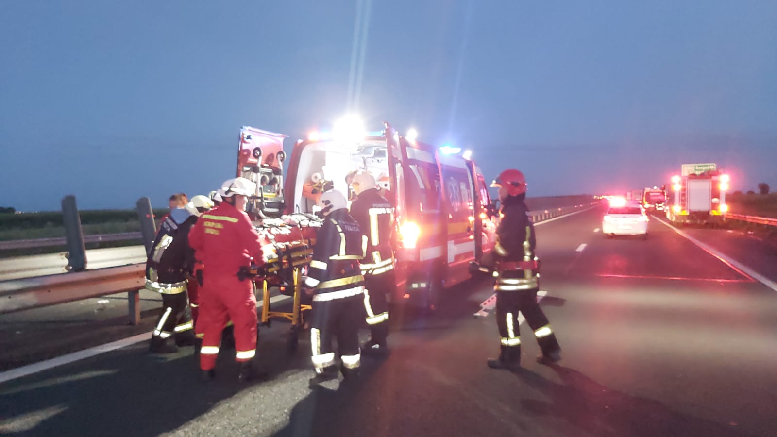 FOTO/VIDEO. S-a activat planul roșu! Microbuz, cu 17 persoane, impact cu un camion. O femeie a murit