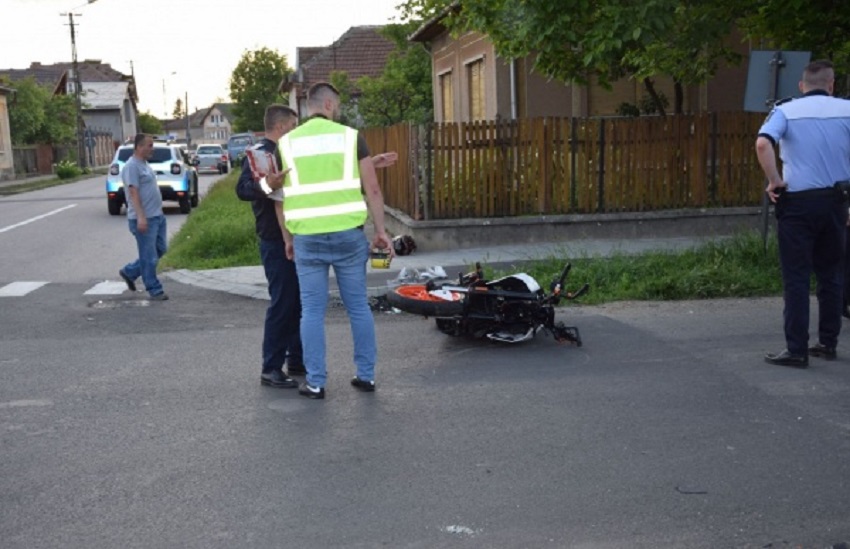 FOTOGALERIE. Accident între o motocicletă și un BMW la Carei. Doi tineri au ajuns la spital