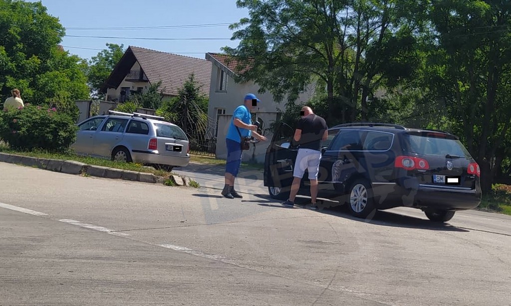 FOTO. Accident rutier pe Drumul Botizului. Negocieri pe partea carosabilă