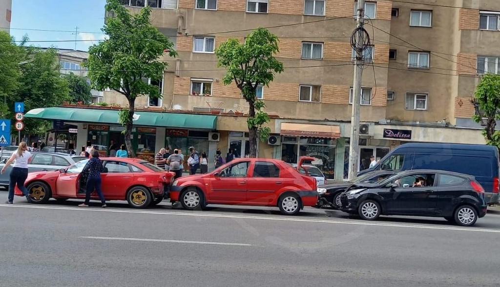 FOTOGALERIE. Accident în lanț pe Drumul Careiului. Trei mașini avariate, circulație afectată