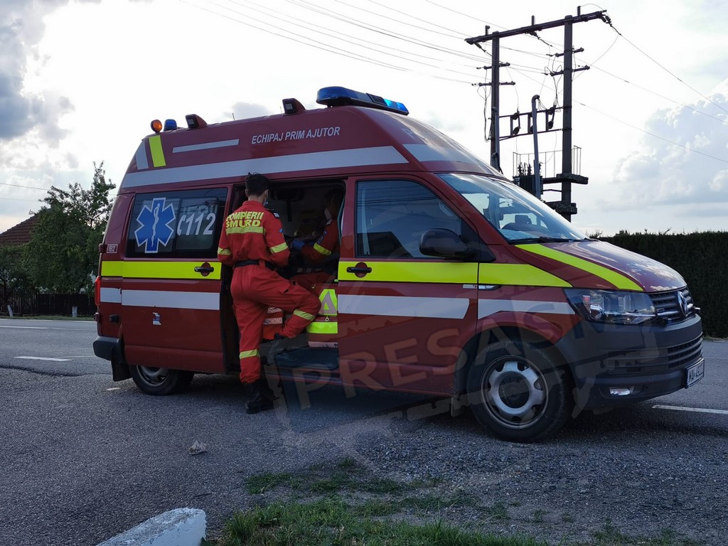 Accident la periferia municipiului Satu Mare. Mașină răsturnată pe șosea