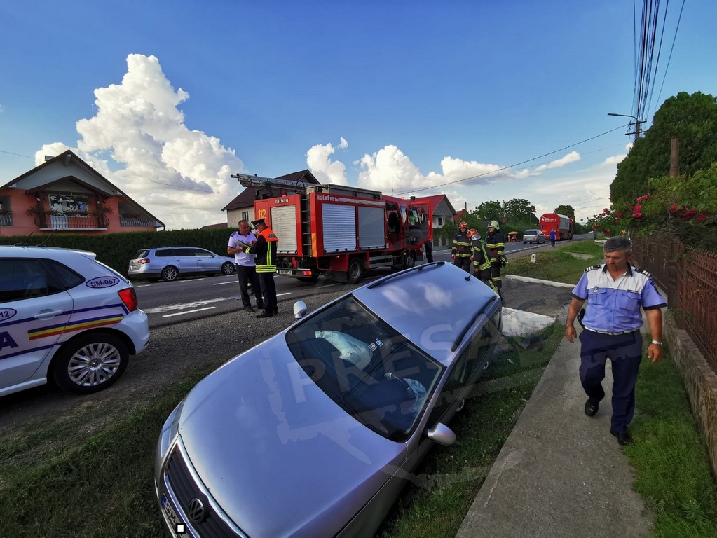 FOTOGALERIE. O șoferiță a intrat cu mașina într-un cap de pod, în județul Satu Mare