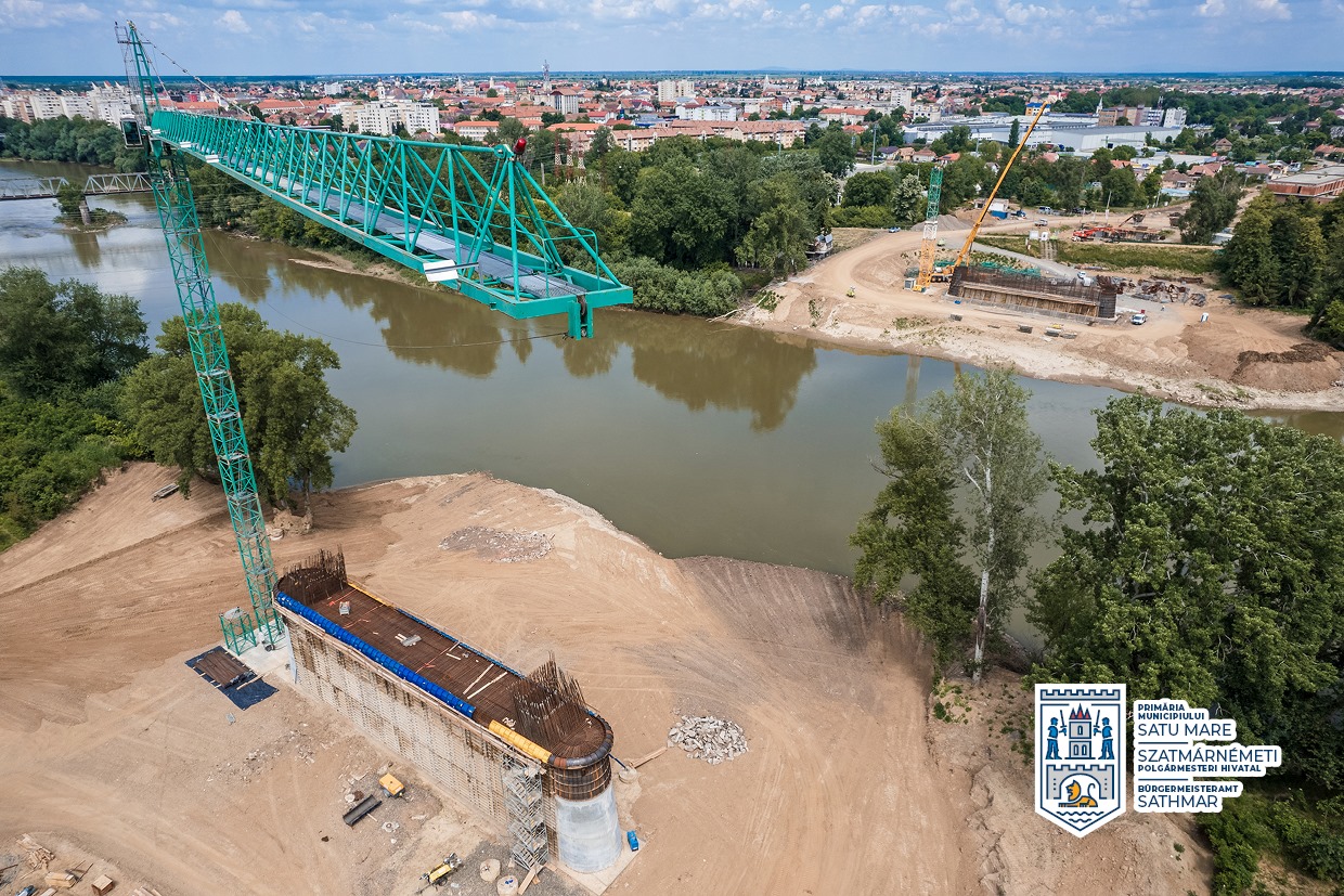 FOTO-DRONĂ. Imagini spectaculoase: se montează pilonii uriași la al treilea pod din Satu Mare
