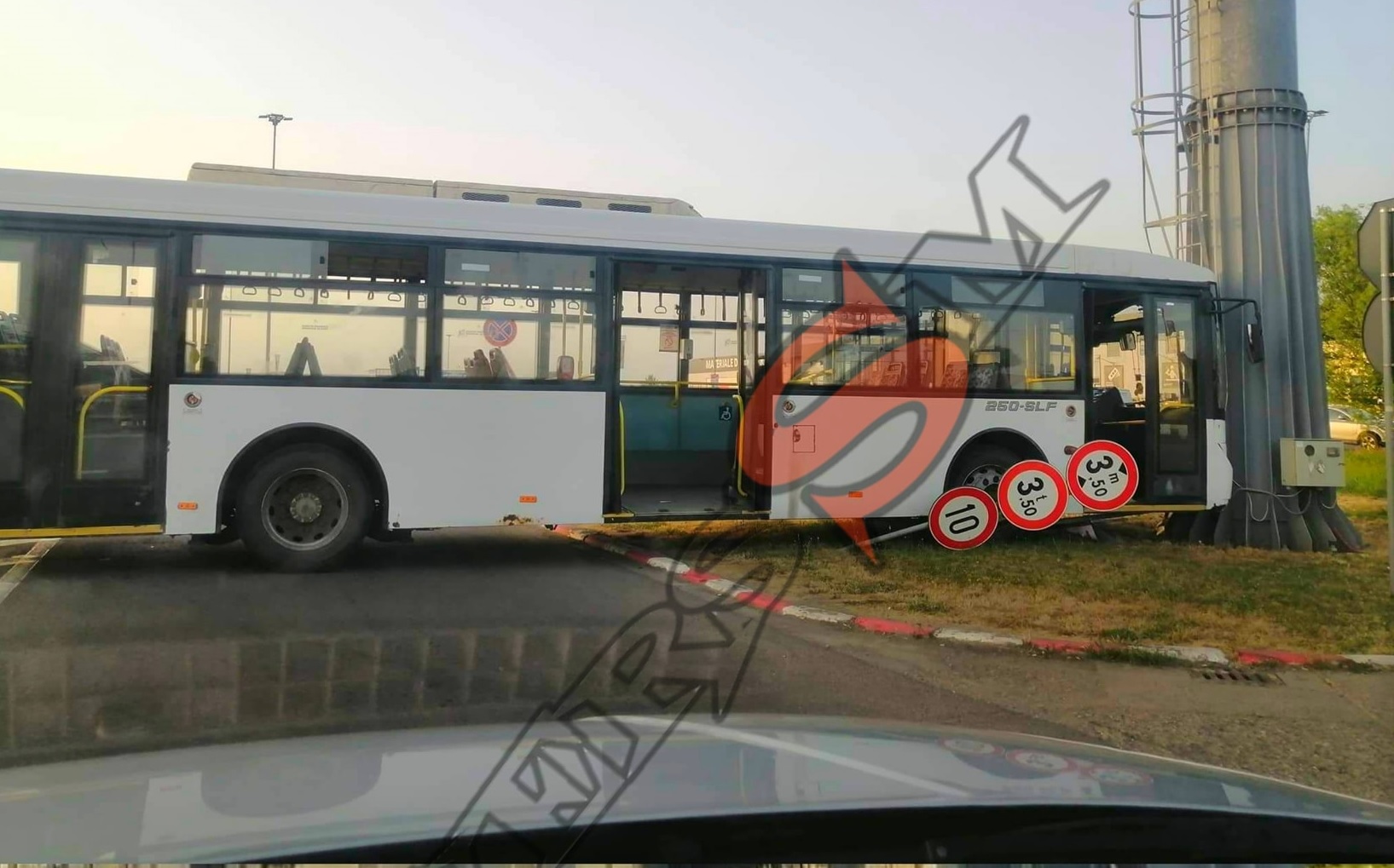 FOTO. Autobuz Transurban Satu Mare ”parcat în stâlp”. Șoferul a uitat de frâna de mână