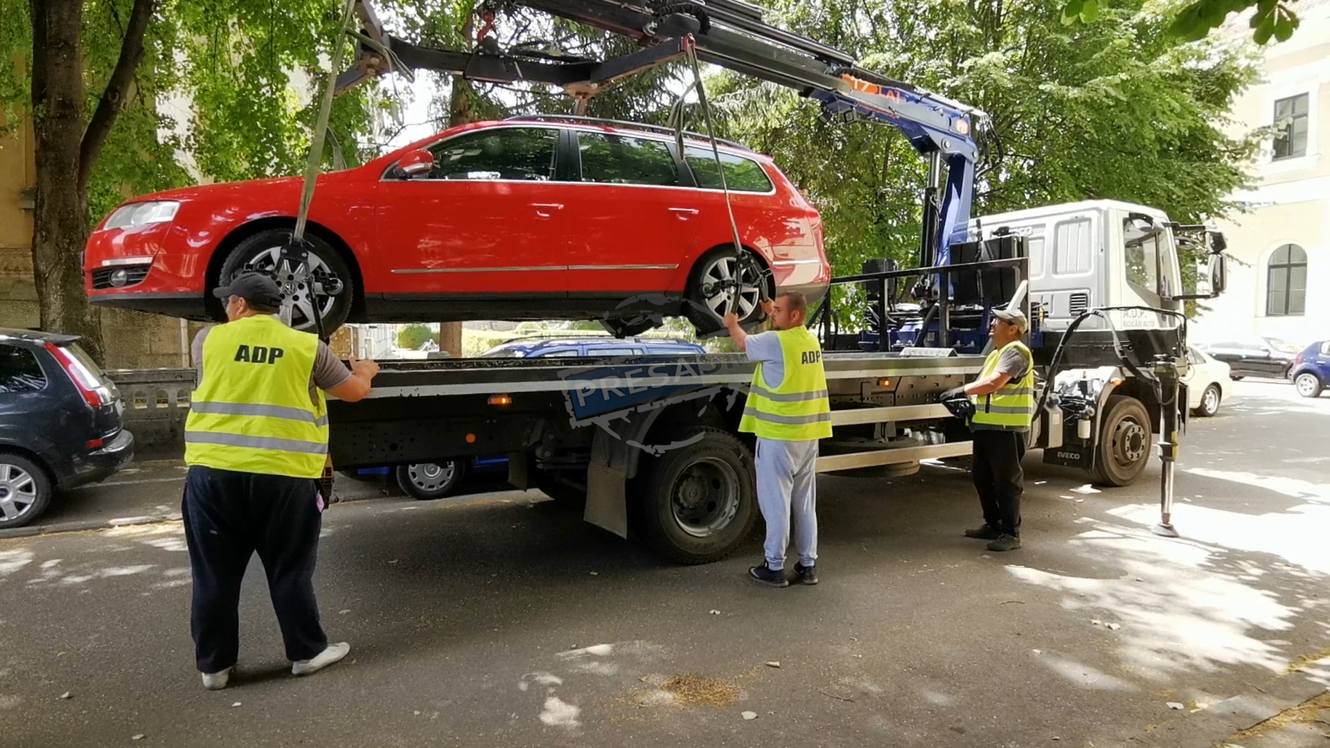 Șoferii care parchează pe trotuare ar putea primi amenzi usturătoare