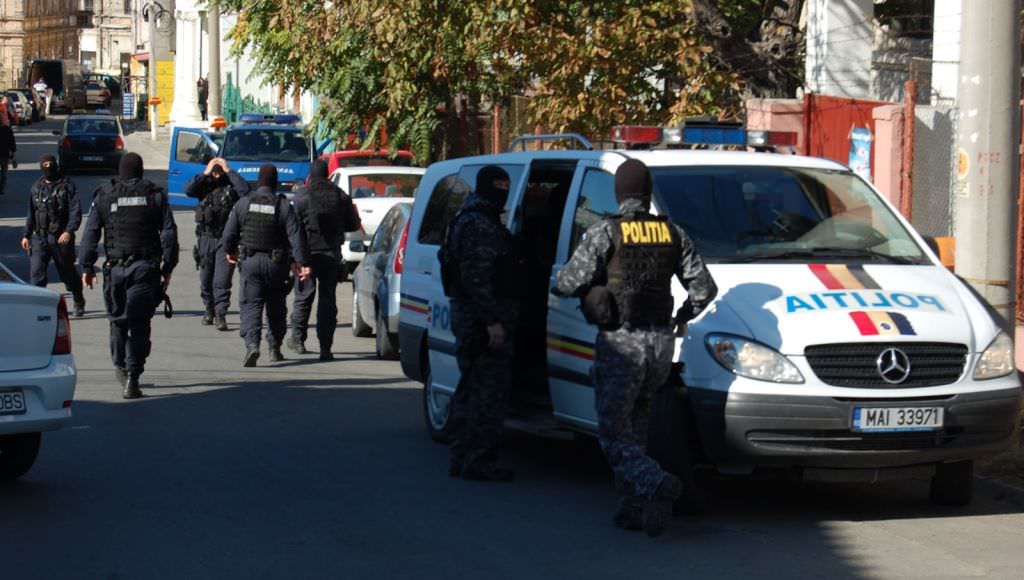 Parcheziții în județul Satu Mare. 15 tinere puse să se prostitueze. Trei indivizi săltați de Poliție