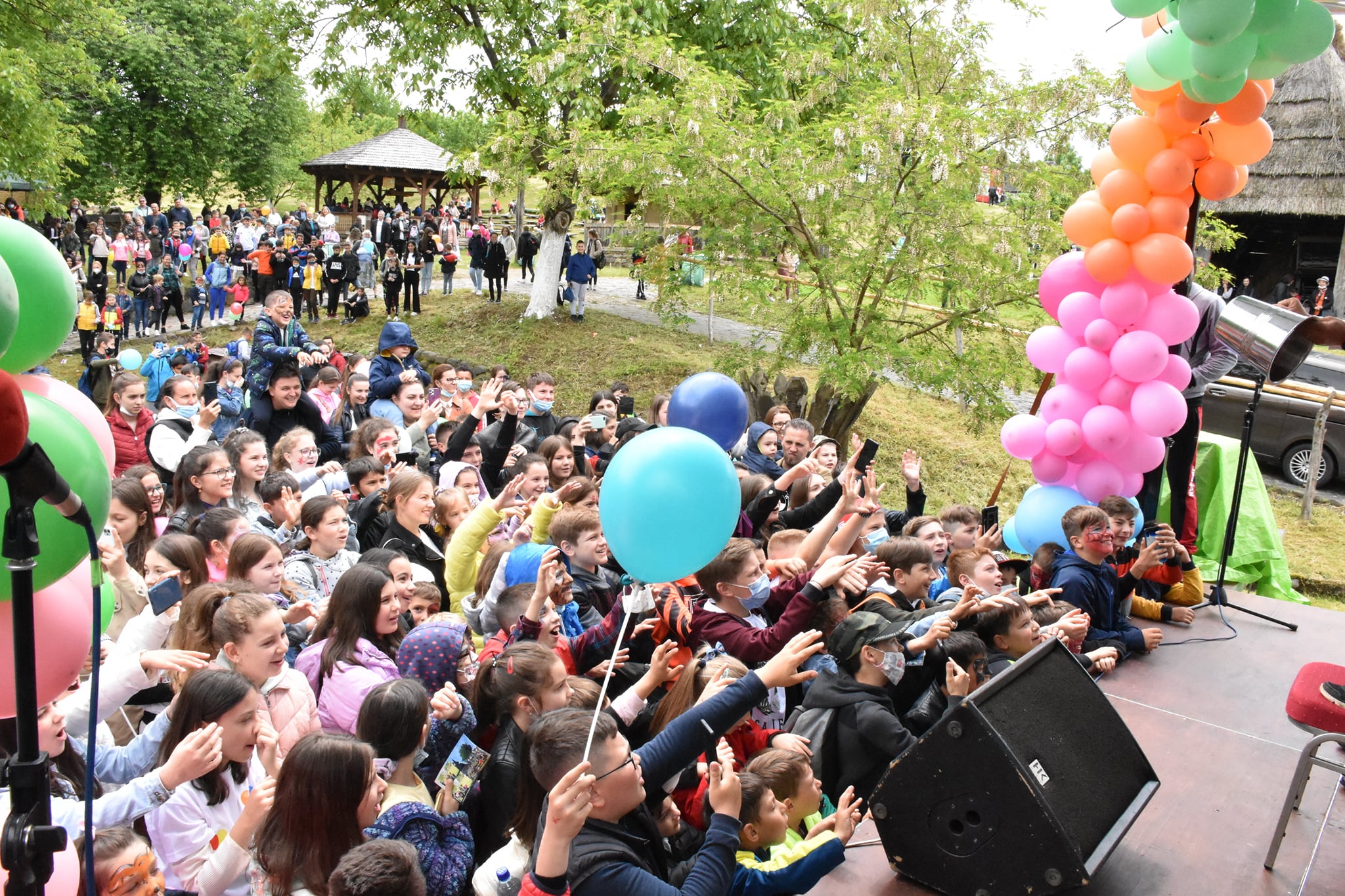 FOTOGALERIE. Petrecere uriașă pentru copii în județul Satu Mare! Cea mai mare din ultimii doi ani