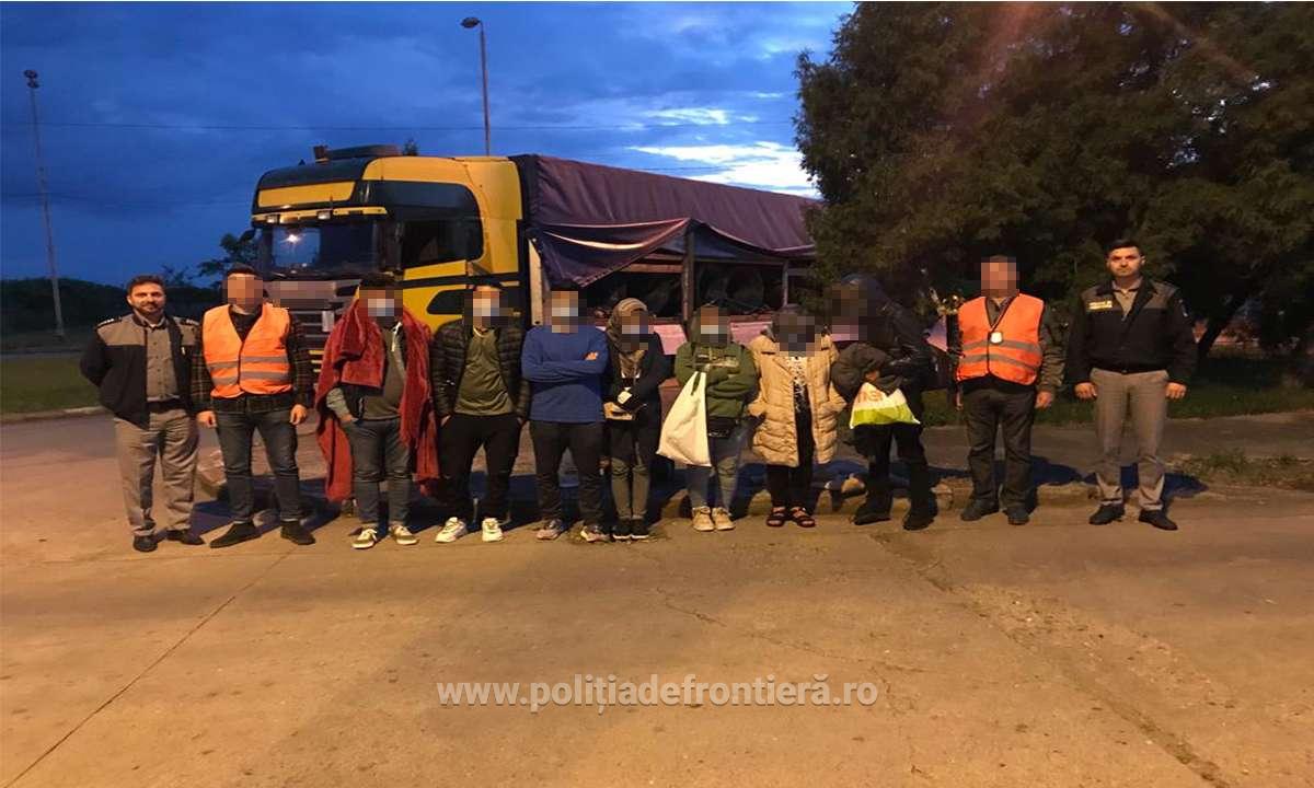 FOTOGALERIE. Grup de persoane reținut în Vama Petea! Metoda prin care au încercat să iasă din țară