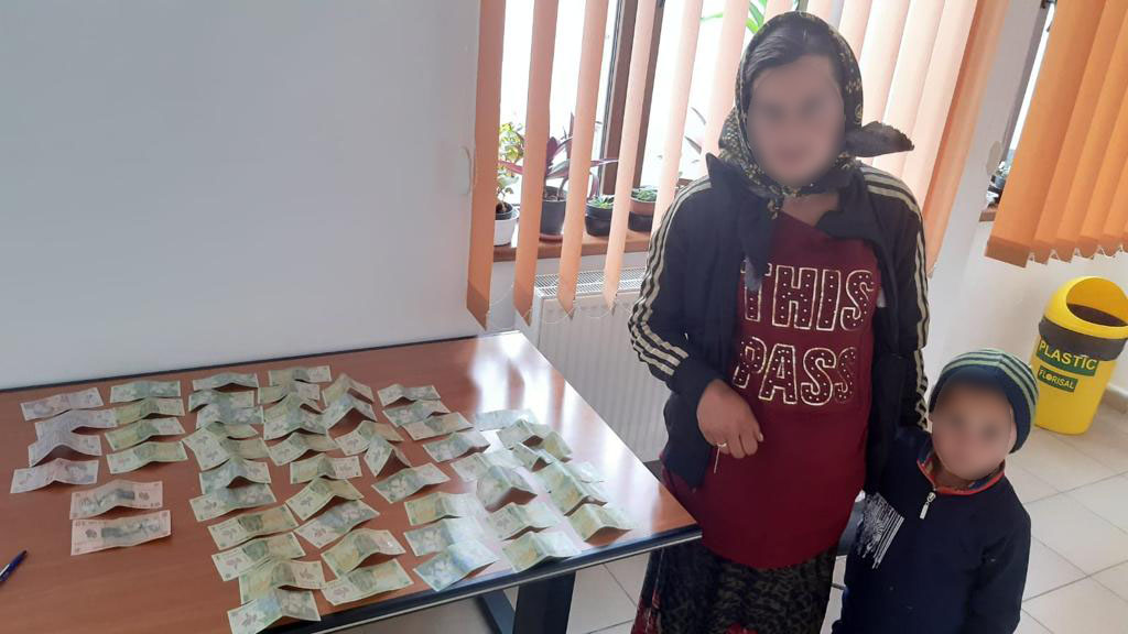 FOTO. Cerșetorii din Satu Mare fac bani frumoși. Mai mult decât oamenii care muncesc