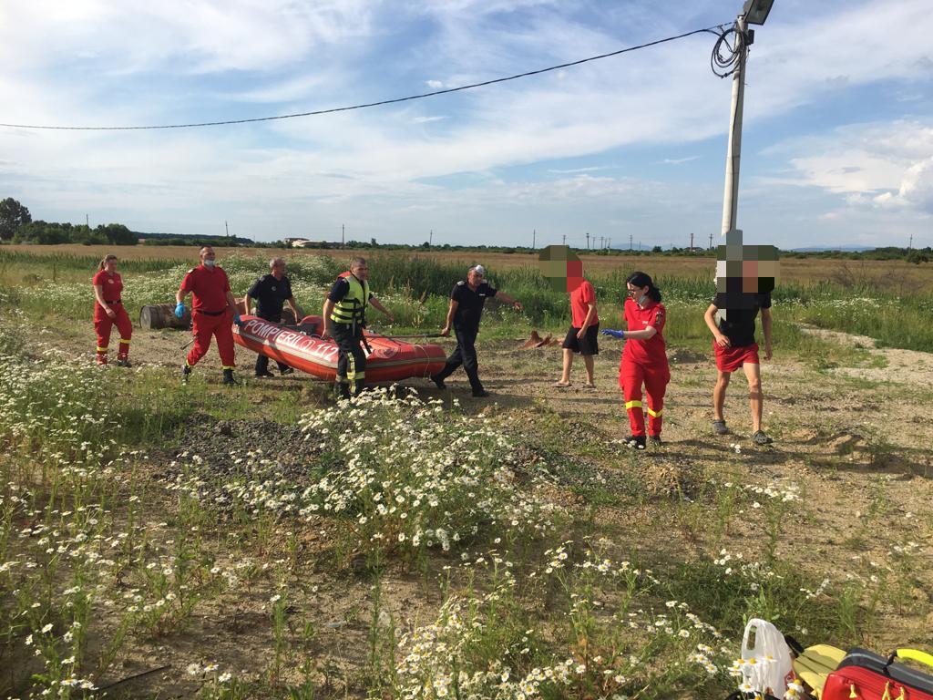 FOTOGALERIE. Persoană înecată în balastiera de la Ciuperceni, județul Satu Mare. Pompierii încearcă să recupereze corpul