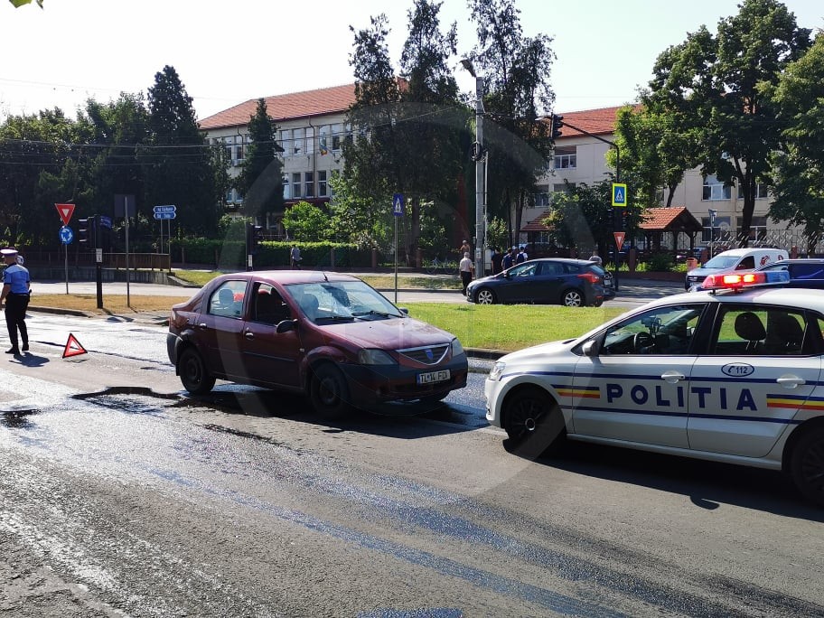 FOTO/VIDEO. Accident în Satu Mare. Adolescentă lovită pe trecerea de pietoni
