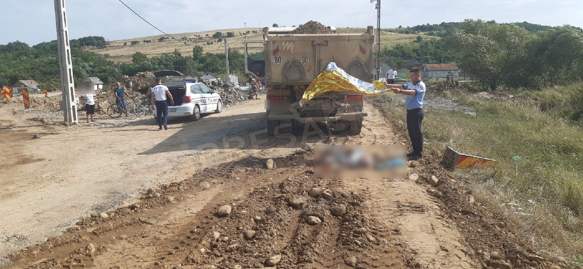 FOTO. Accident mortal în județul Satu Mare! Pieton spulberat de un camion