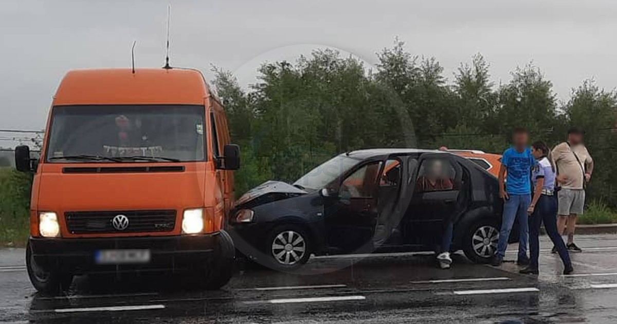 FOTO. Accident pe Drumul Careiului, lângă RAR. Impact între o mașină și o dubă