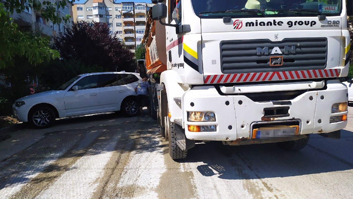 FOTO. Vasile a acroșat cu camionul un BMW, în Cartierul Micro 17. Păgubitul, căutat pe net