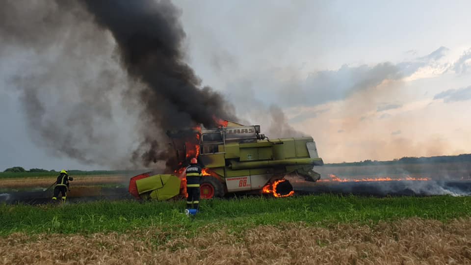 FOTO. Combină agricolă în flăcări, pe un câmp din Satu Mare
