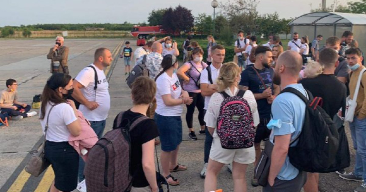 FOTO. Calvarul pasagerilor din avionul aterizat forțat la Satu Mare: "Ne-au lăsat în câmp cu copii de două luni"