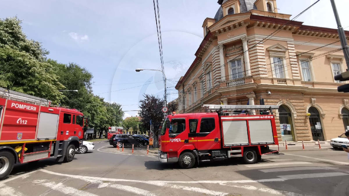 Evacuarea Bibliotecii Județene, contracronometru. Apel la Pompieri, Jandarmi, pușcăriași și voluntari