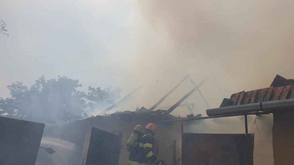 FOTO. Acoperișul unei case, cuprins de flăcări. Au intervenit pompierii sătmăreni
