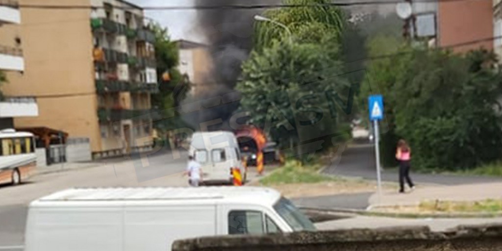 FOTO/VIDEO. Autoturism în flăcări în municipiul Satu Mare. Intervin pompierii