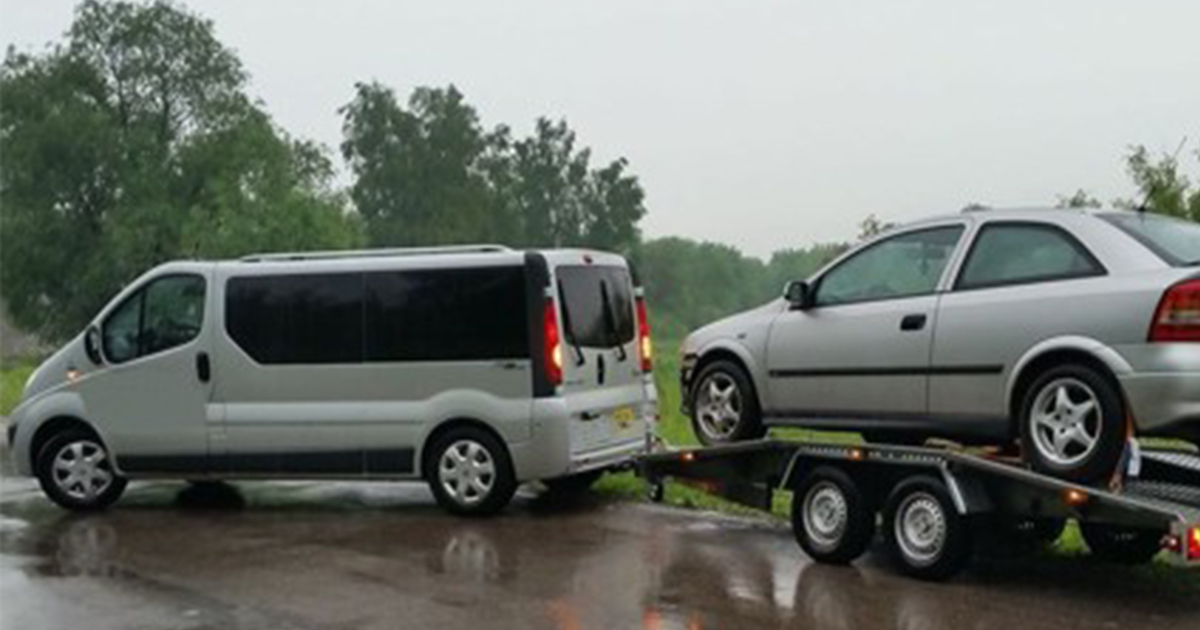 A ajuns cu mașina pe trailer până la frontieră. Polițiștii sătmăreni l-au lăsat fără automobil